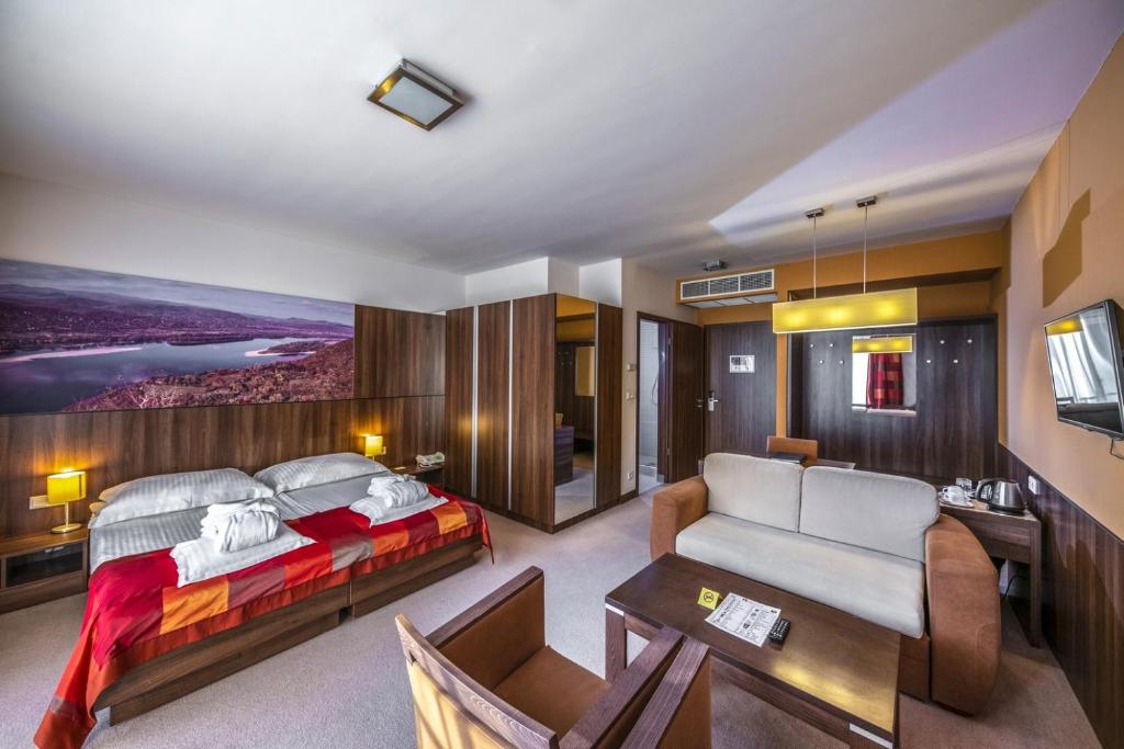 Двухместный (Двухместный номер Делюкс с 1 кроватью или 2 отдельными кроватями и балконом) отеля Royal Club Hotel, Вишеград