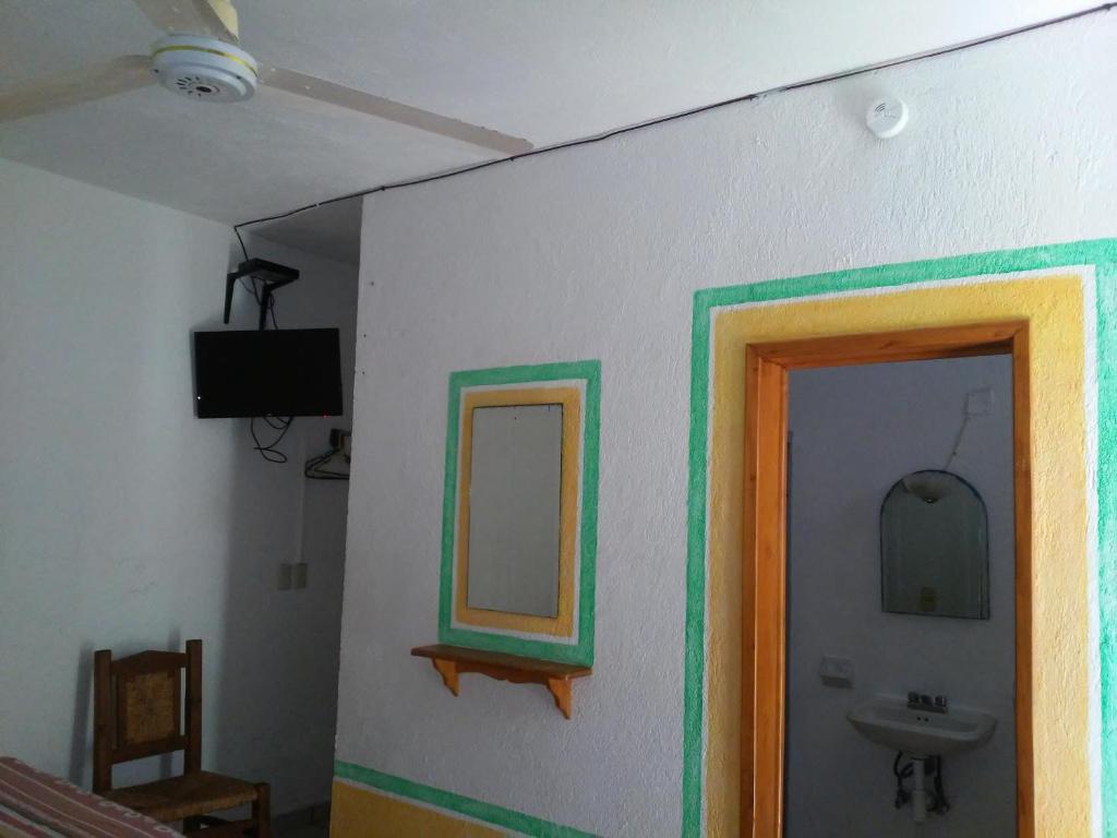 Двухместный (Double Room with ventilador) отеля Hotel Sarabi, Барра-де-Навидад