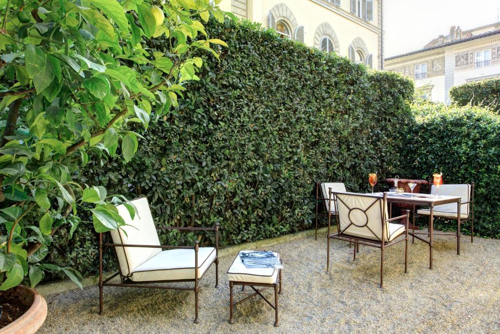Сьюит (Полулюкс с отдельным садом) отеля Hotel Regency-Small Luxury Hotels of the World, Флоренция