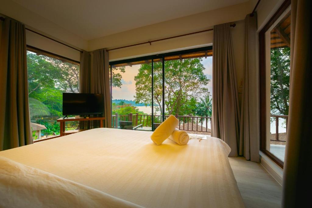 Номер (Бунгало Делюкс с видом на море) курортного отеля Siam Bay Resort, Ко Чанг