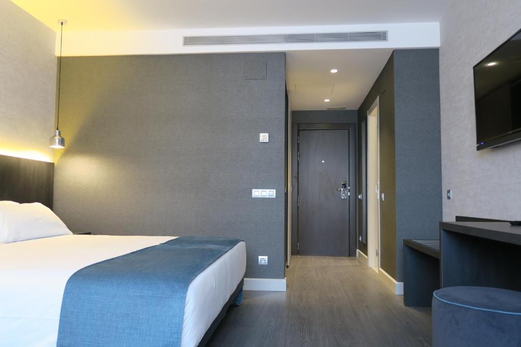 Четырехместный (Улучшенный четырехместный номер с кухней) отеля HG City Suites Barcelona, Барселона