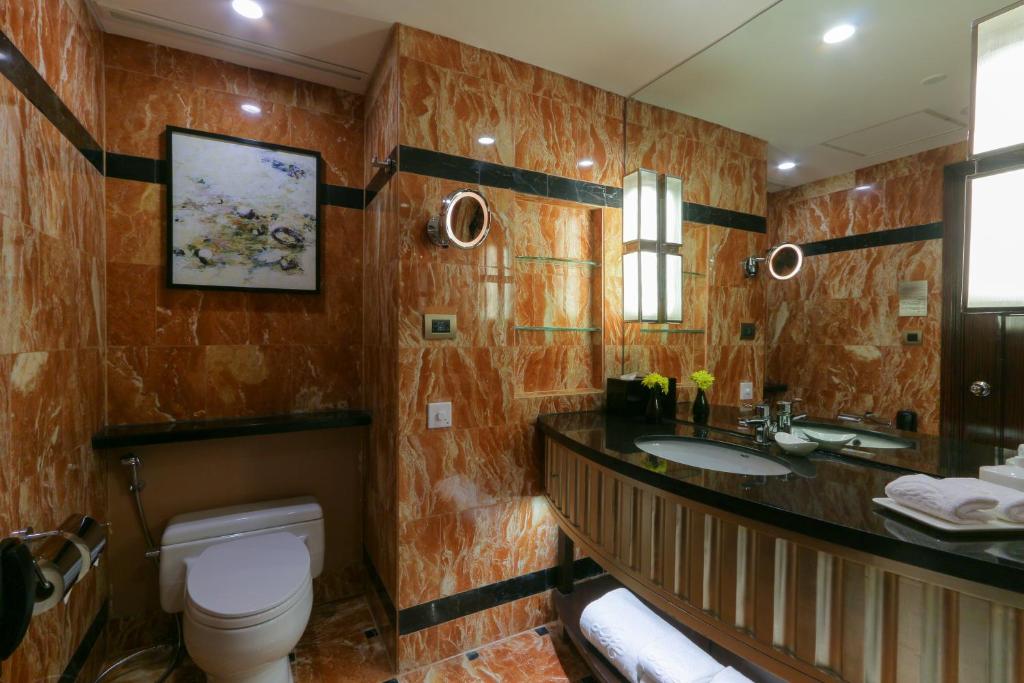 Двухместный (Номер «Премьер» с кроватью размера «king-size» - Для некурящих) отеля Diamond Hotel Philippines, Манила