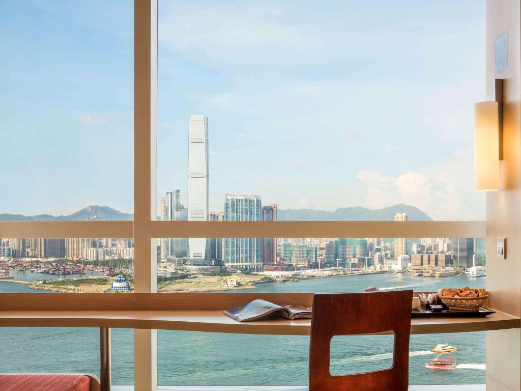 Двухместный (Предложение Staycation — Бесплатное предоставление номера более высокой категории с кроватью размера «queen-size» и видом на гавань или 2 отдельными кроватями с поздней регистрацией отъезда и другими удобствами) отеля Ibis Hong Kong Central & Sheung Wan, Гонконг (город)