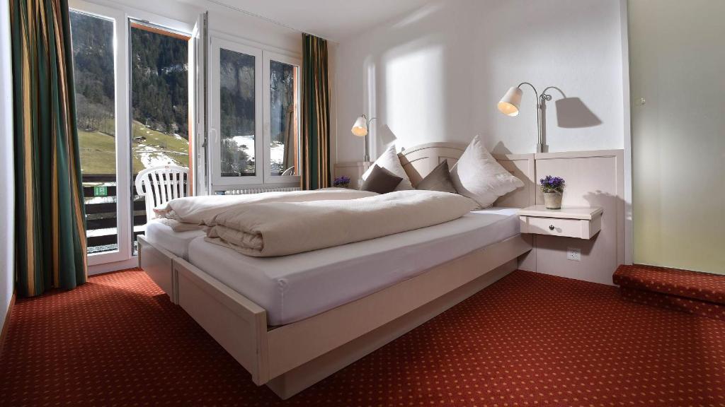 Двухместный (Улучшенный двухместный номер с 1 кроватью) отеля Hotel Silberhorn, Лаутербруннен