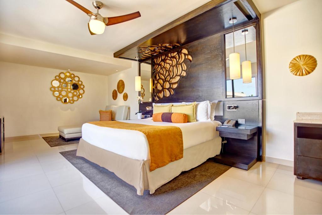 Сьюит (Клубный люкс Diamond для новобрачных с гидромассажной ванной) курортного отеля Royalton Punta Cana Resort & Casino, Пунта-Кана