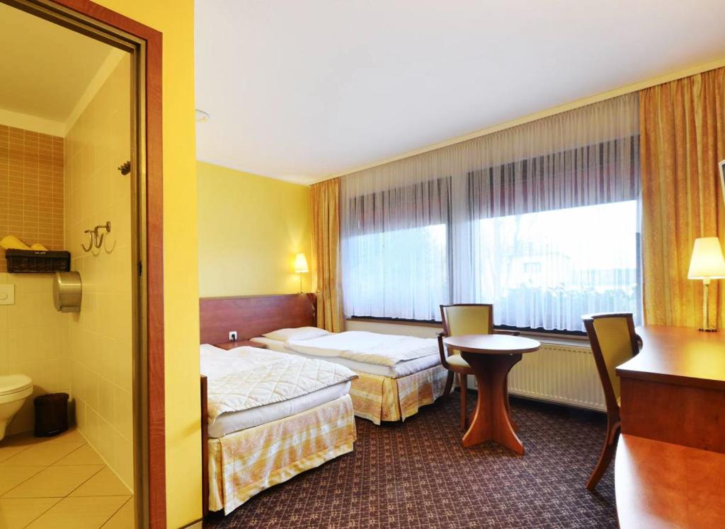 Двухместный (Стандартный двухместный номер с 2 отдельными кроватями) отеля Hotel Astra, Познань