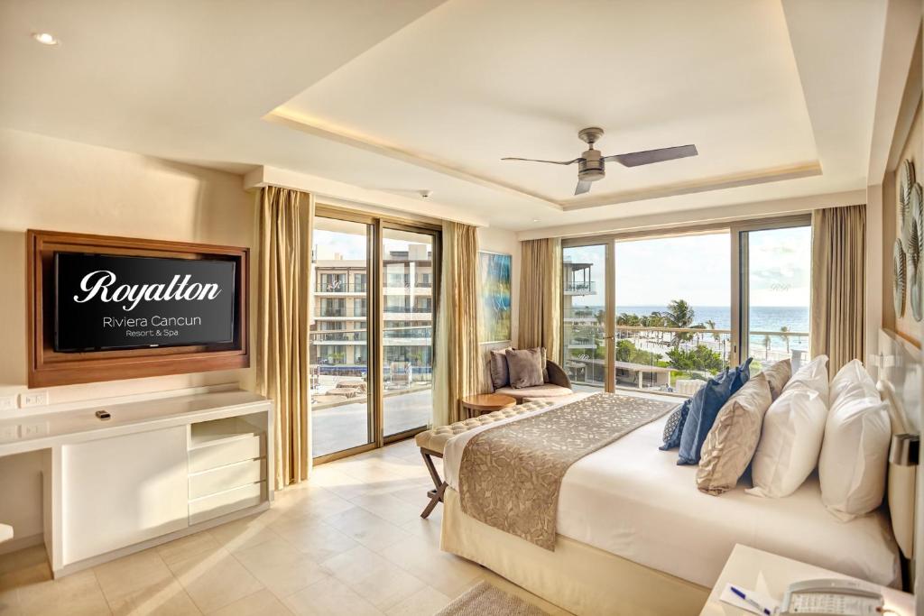 Сьюит (Роскошный президентский люкс Diamond Club с 1 спальней и видом на океан) курортного отеля Royalton Riviera Cancun Resort & Spa - All Inclusive, Пуэрто-Морелос