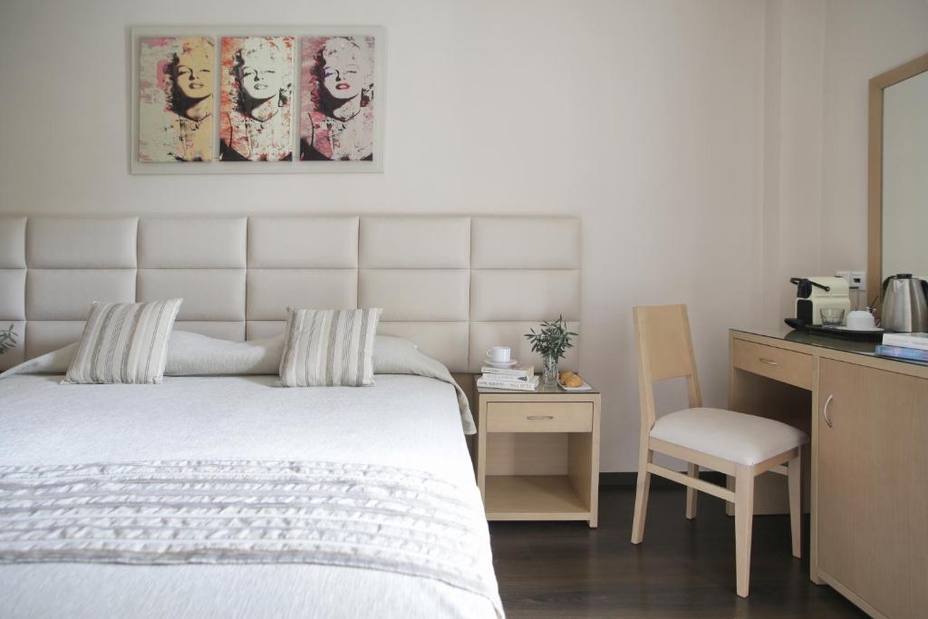 Двухместный (Улучшенный двухместный номер с 1 кроватью или 2 отдельными кроватями, вид на сад или город) отеля Palmyra Beach Hotel, Афины