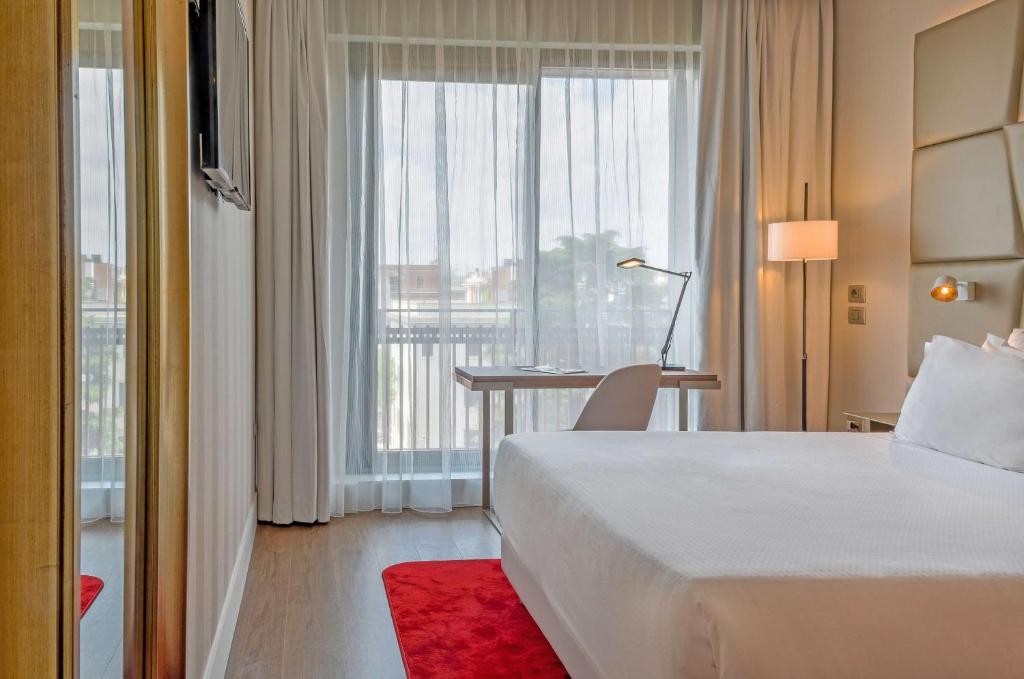 Двухместный (Двухместный номер «Премиум» с 1 кроватью или 2 отдельными кроватями и окном) отеля NH Roma Leonardo da Vinci, Рим