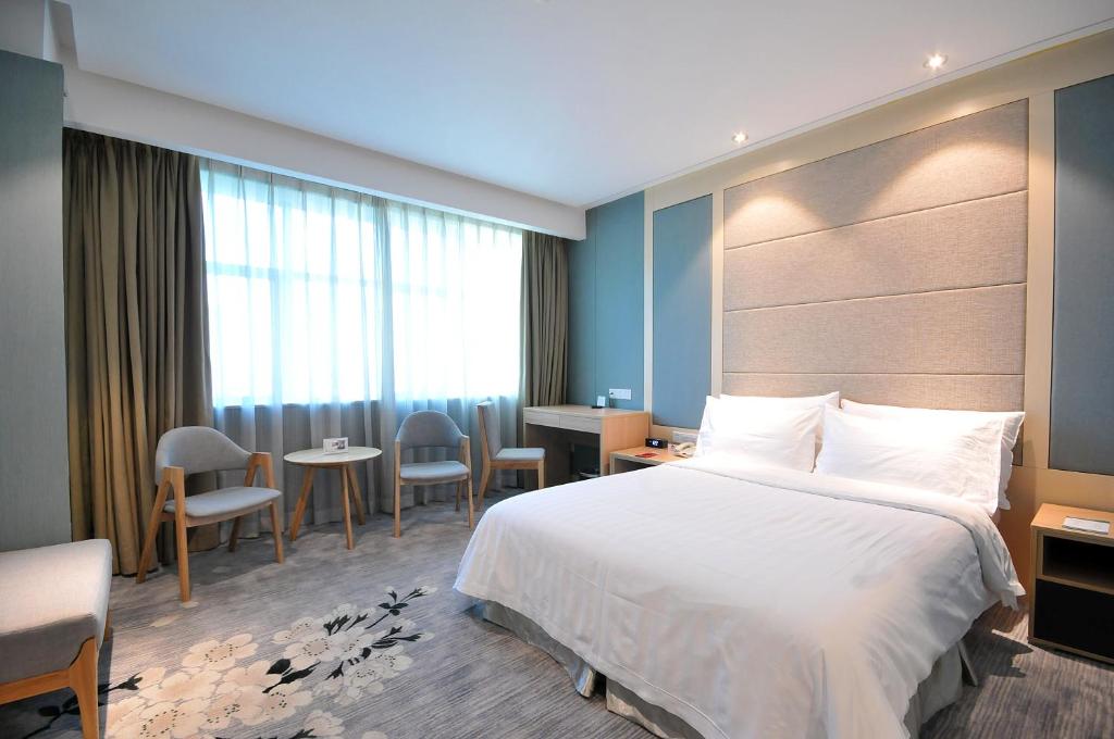 Двухместный (Улучшенный двухместный номер с 1 кроватью) отеля Gubei Garden Hotel Shanghai Hongqiao, Шанхай