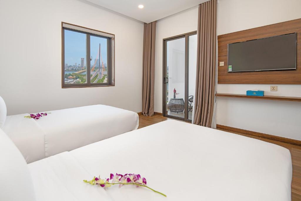 Двухместный (Улучшенный двухместный номер с 2 отдельными кроватями и видом на реку) отеля Gold Plaza Hotel Da Nang, Дананг