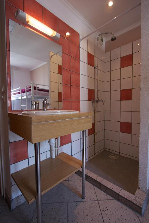 Двухместный (Двухместный номер с 2 отдельными кроватями и общей ванной комнатой) хостела Bastille Hostel, Париж