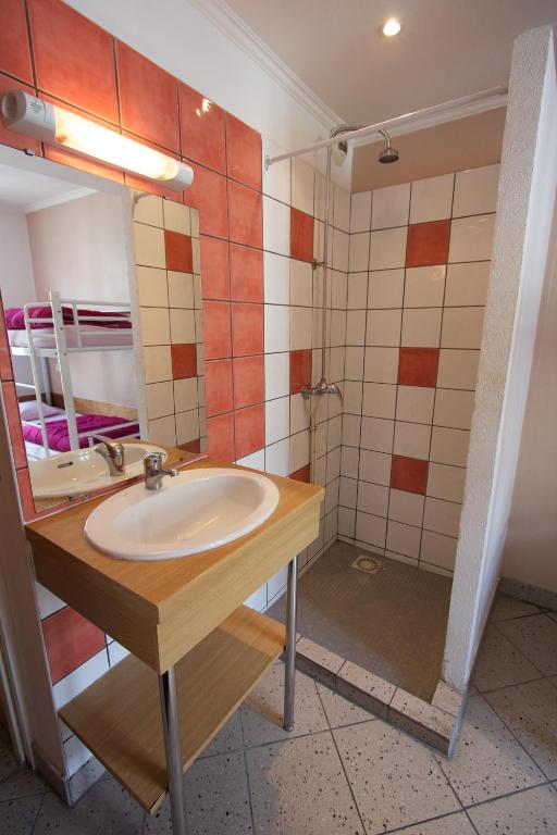 Двухместный (Двухместный номер с 2 отдельными кроватями и собственной ванной комнатой) хостела Bastille Hostel, Париж