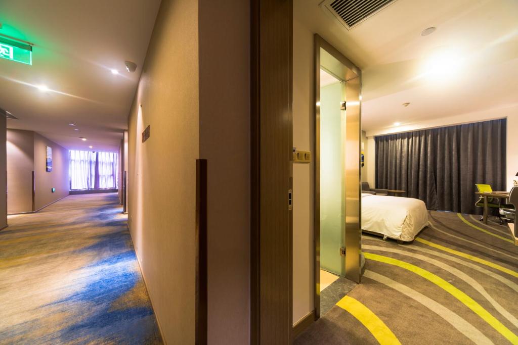 Двухместный (Стандартный номер с кроватью размера «king-size») отеля Holiday Inn Express Chengdu Jinniu, Чэнду