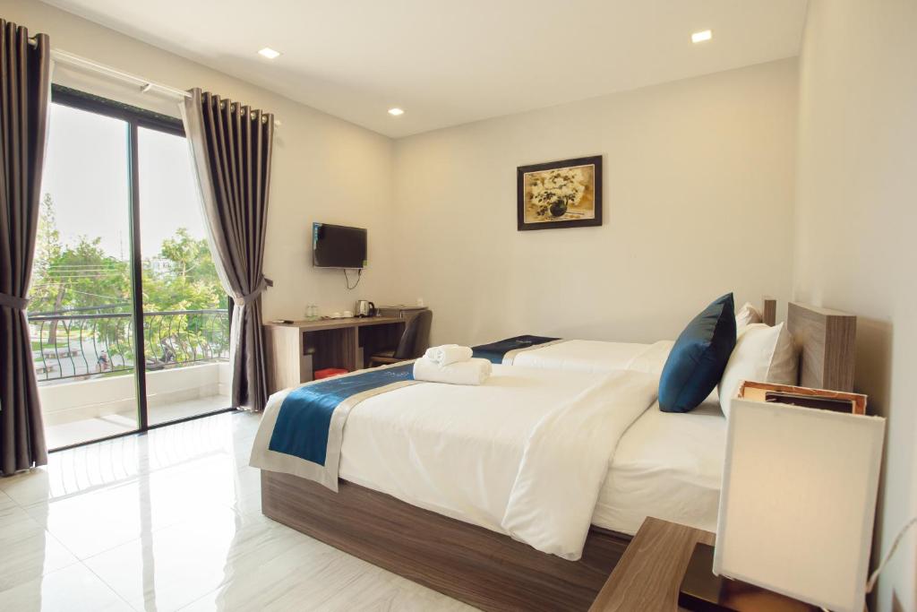 Двухместный (Улучшенный двухместный номер с 1 кроватью или 2 отдельными кроватями, вид на город) отеля La Paloma Villa, Нячанг