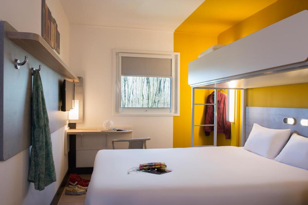 Трехместный (Стандартный номер с 1 двуспальной кроватью и 1 двухъярусной кроватью) отеля ibis budget Amsterdam Airport, Амстердам