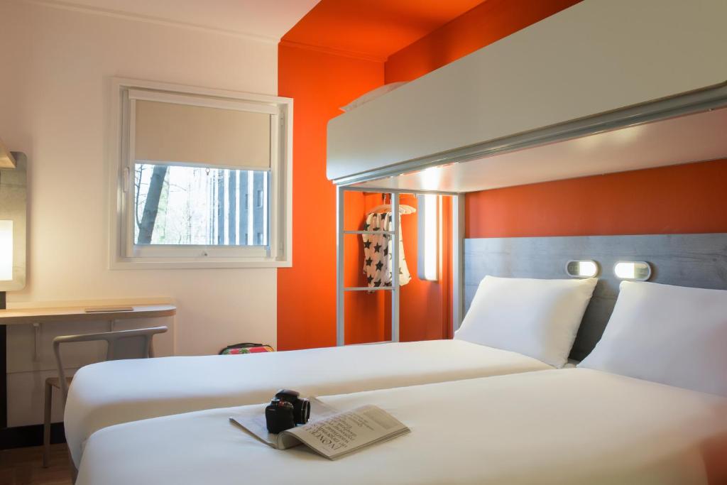 Трехместный (Стандартный номер с 2 односпальными кроватями и 1 двухъярусной кроватью) отеля ibis budget Amsterdam Airport, Амстердам