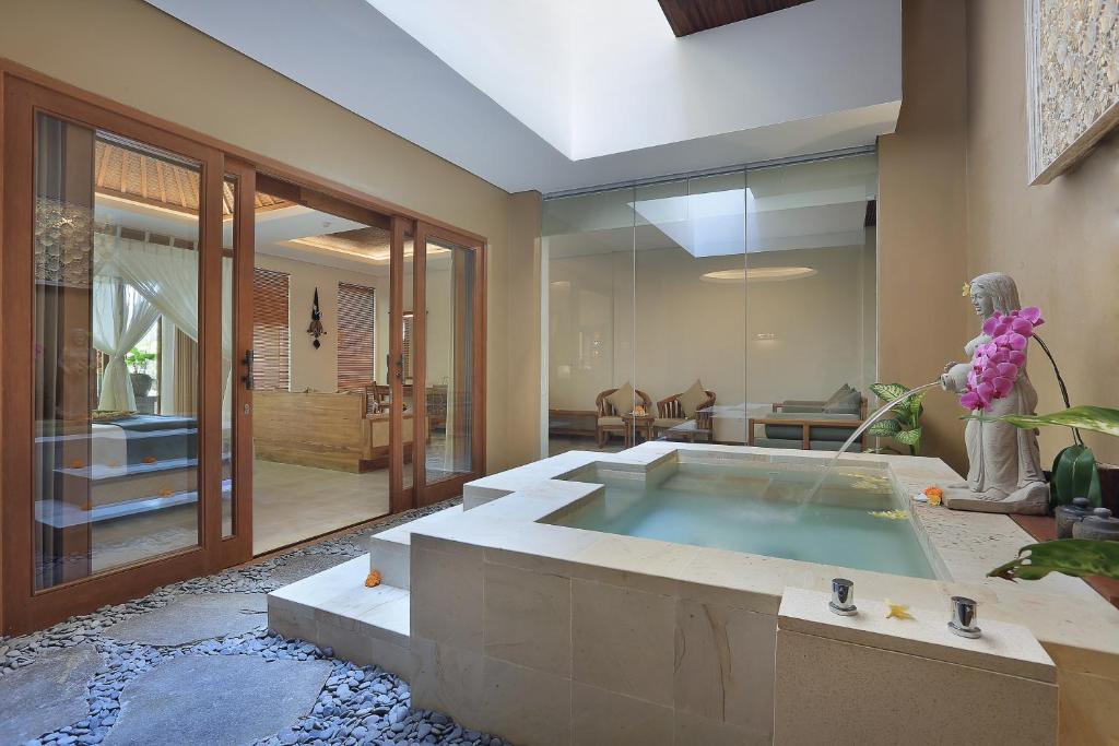Сьюит (Люкс с гидромассажной ванной) курортного отеля The Sankara Suites & Villas by Pramana, Убуд