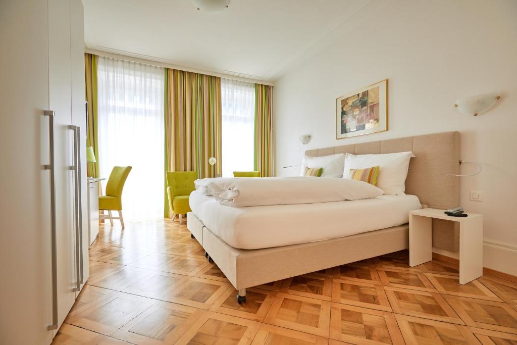 Двухместный (Улучшенный двухместный номер с 1 кроватью и видом на озеро) отеля Hotel Schmid + Alfa, Бруннен