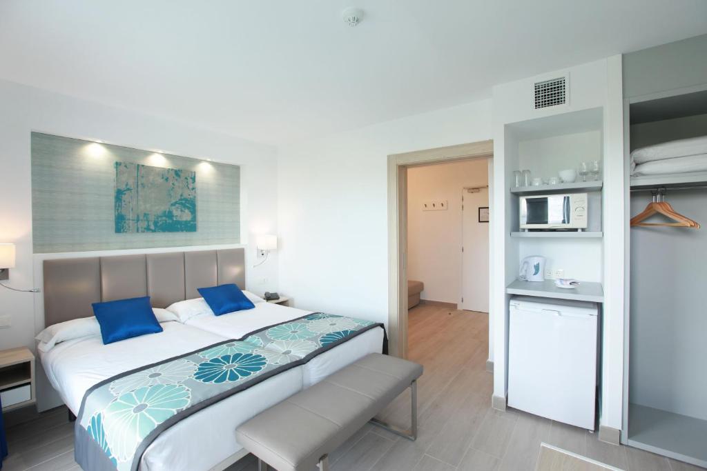 Двухместный (Двухместный номер с 1 кроватью (для 2 взрослых и 2 детей)) апарт-отеля TUI BLUE Alcudia Pins, Плайя-де-Муро