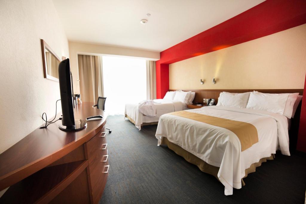 Двухместный (Двухместный номер с 2 двуспальными кроватями - Для некурящих) отеля Holiday Inn Express Guadalajara Expo, Гвадалахара