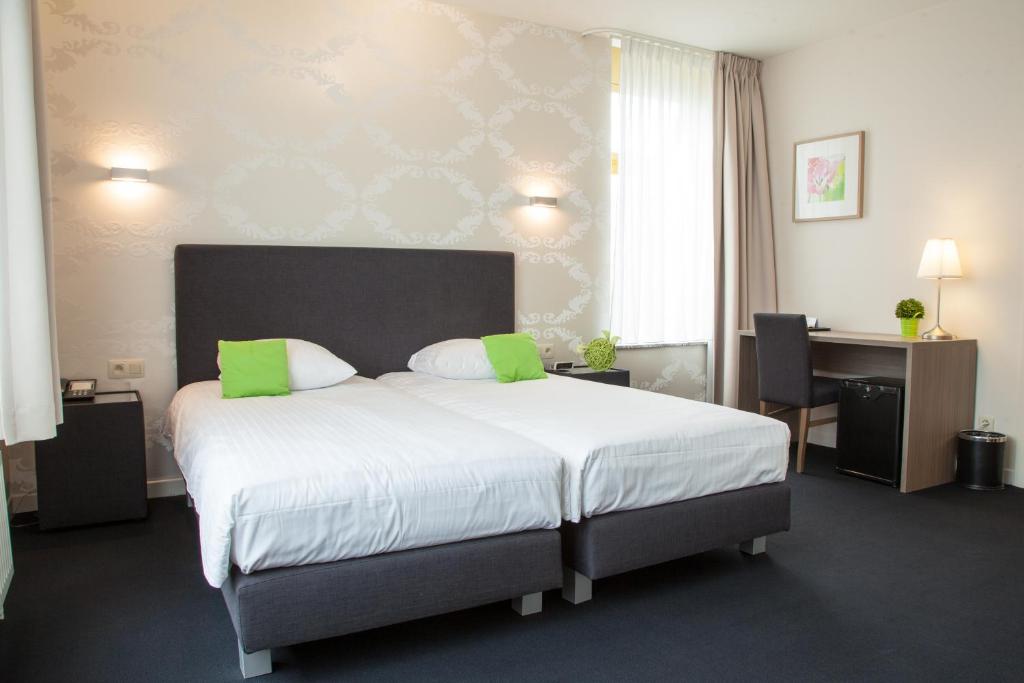 Двухместный (Улучшенный двухместный номер с 2 отдельными кроватями) отеля Hotel Essenza, Антверпен