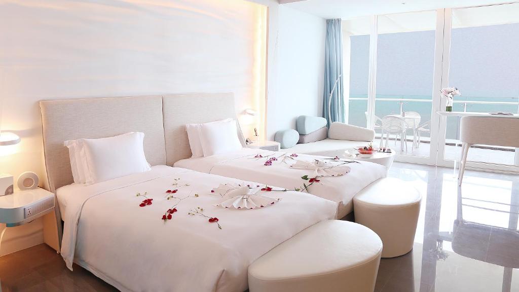 Двухместный (Двухместный номер Делюкс с 1 кроватью или 2 отдельными кроватями, вид на океан) отеля The Mangrove Sanya (all inclusive hotel), Санья