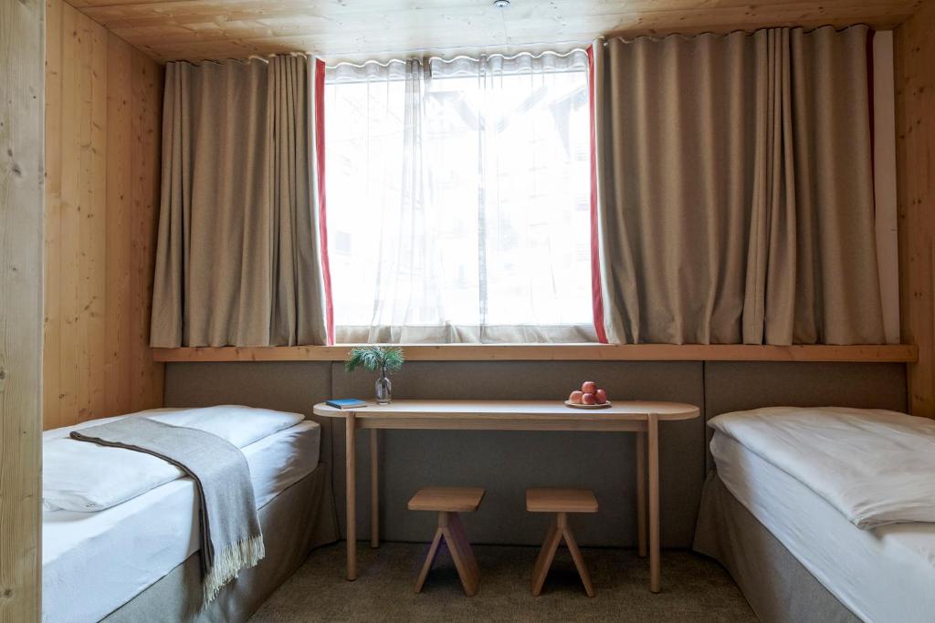 Двухместный (Двухместный номер с 2 отдельными кроватями - Подходит для гостей с ограниченными физическими возможностями) отеля Carina, Церматт
