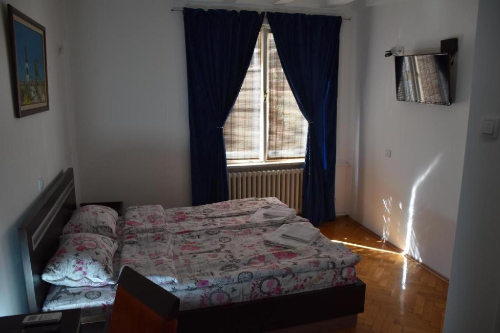 Двухместный (Двухместный номер с 1 кроватью и собственной ванной комнатой) хостела Exit Labirint Centar, Нови-Сад