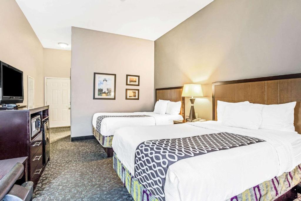 Четырехместный (Двухместный номер с 2 двуспальными кроватями - Оборудован для гостей с ограниченными физическими возможностями) отеля La Quinta by Wyndham Biloxi, Билокси