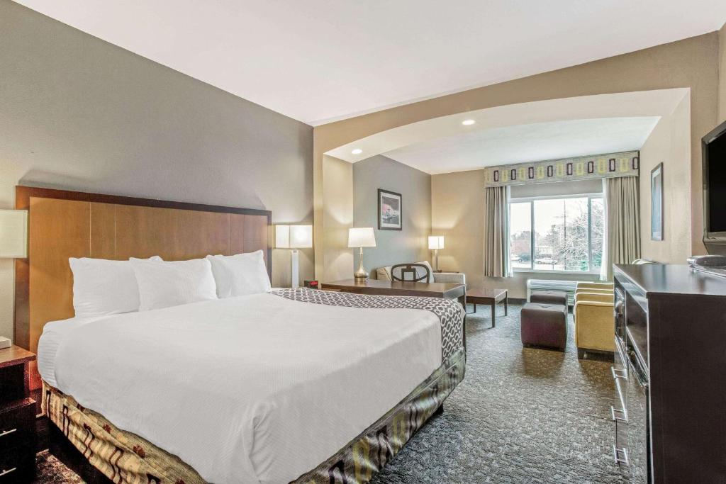 Двухместный (Представительский номер с кроватью размера «king-size») отеля La Quinta by Wyndham Biloxi, Билокси