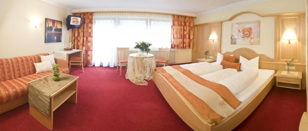 Двухместный (Улучшенный двухместный номер с 1 кроватью) отеля Hotel Huber Hochland, Визинг