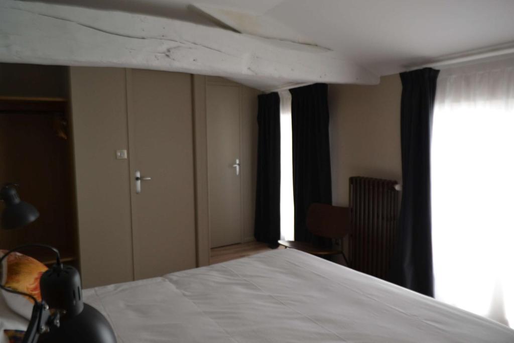 Двухместный (Классический номер с кроватью размера «queen-size») отеля Hôtel du Nord, Макон