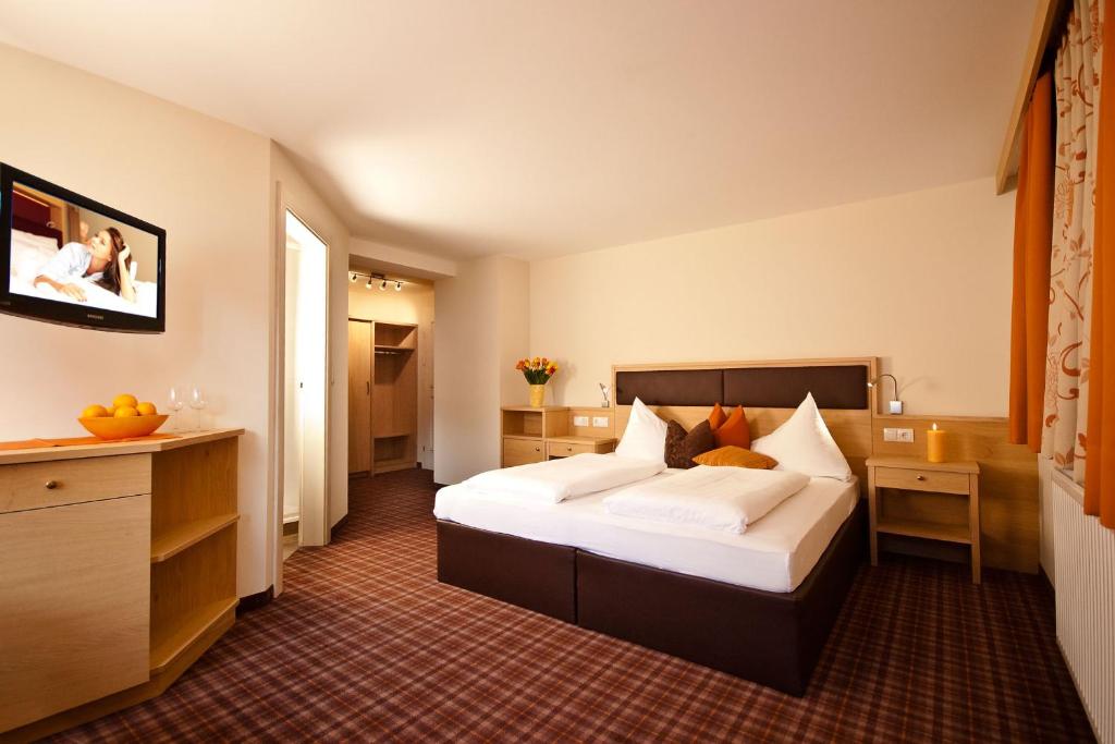 Двухместный (Двухместный номер Делюкс с 1 кроватью и балконом) отеля Hotel Garni Villa Knauer, Майрхофен