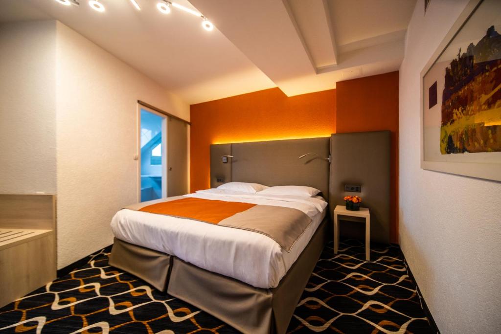 Двухместный (Улучшенный двухместный номер с 1 кроватью) отеля Hotel Eden, Женева