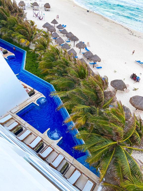 Двухместный (Полулюкс у бассейна) отеля Flamingo Cancun Resort, Канкун
