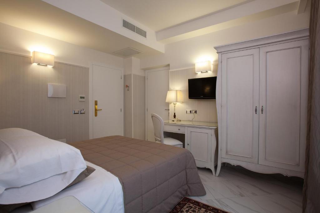 Трехместный (Трехместный номер с доступом в спа-центр) отеля Hotel Villa Del Mare, Римини