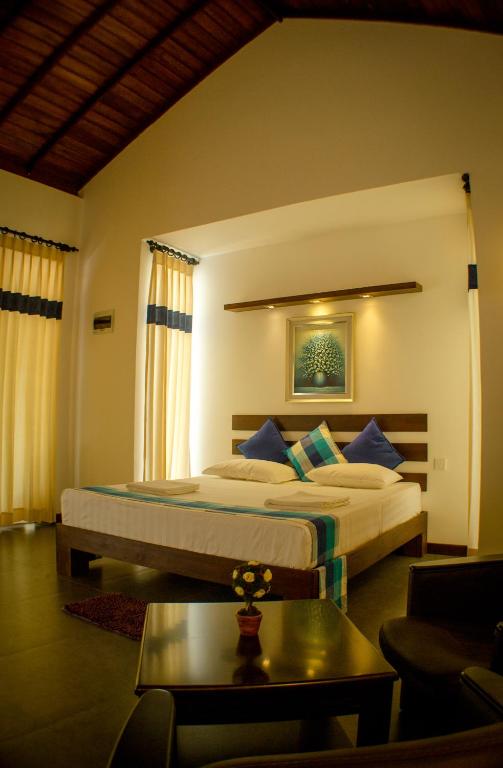 Двухместный (Улучшенный двухместный номер с 1 кроватью) отеля Hotel Alakamanda, Анурадхапура