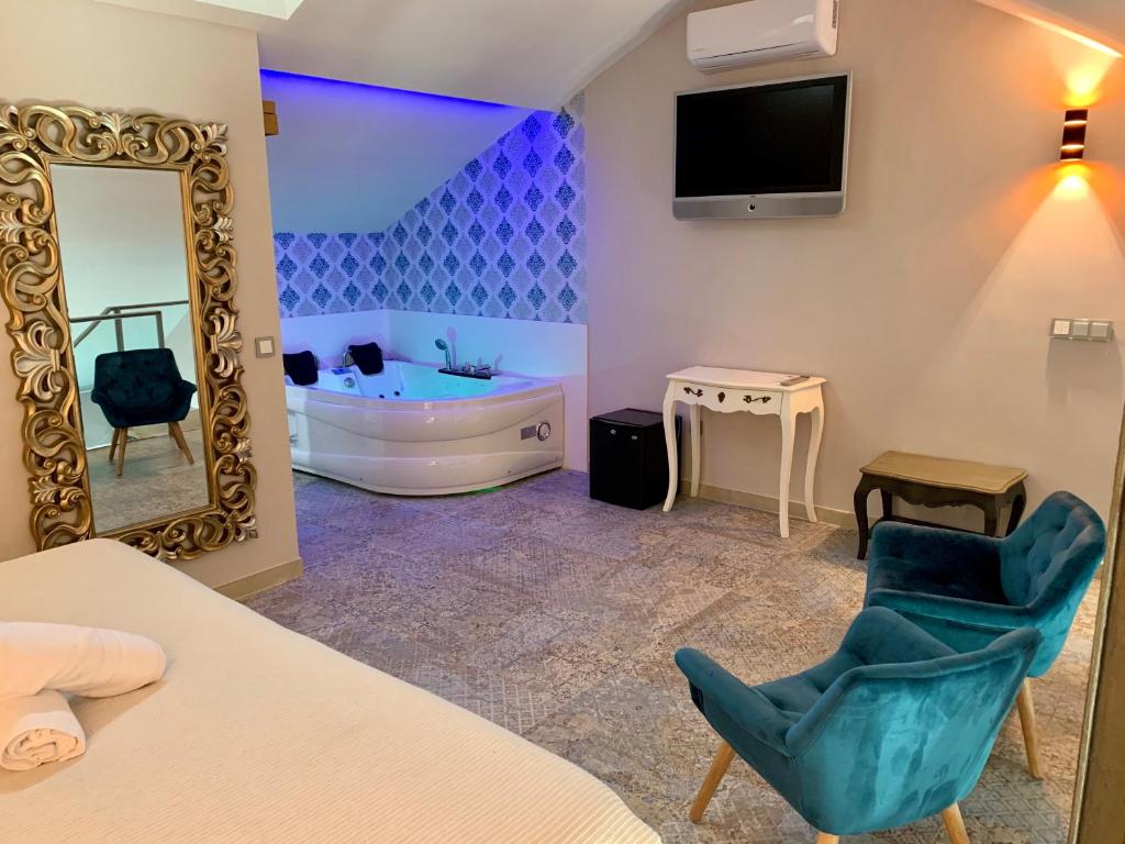 Семейный (Двухуровневый люкс с гидромассажной ванной) отеля Hotel Spa Adealba, Севилья