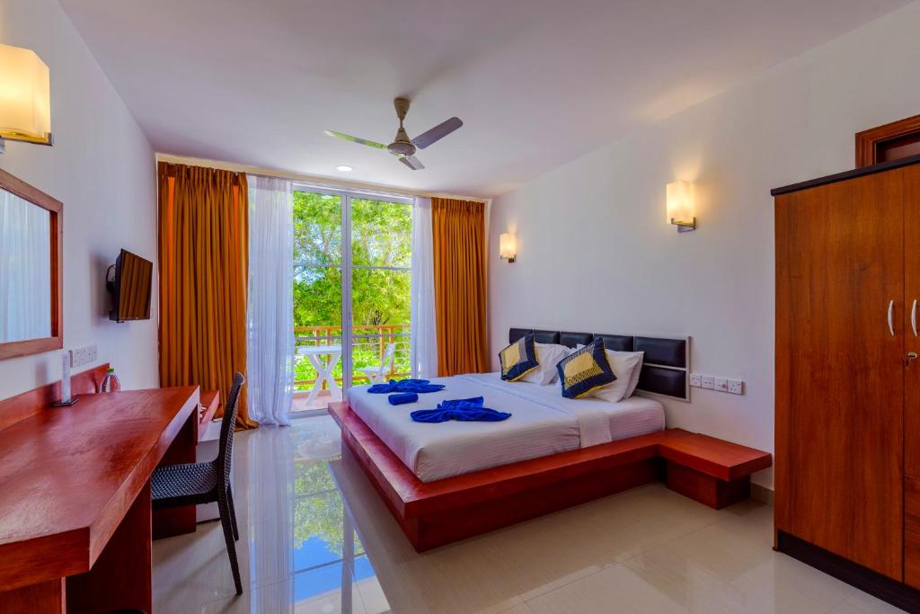Двухместный (Двухместный номер с 1 кроватью, балконом и боковым видом на море) гостевого дома Athiri Beach Maldives, Дигера