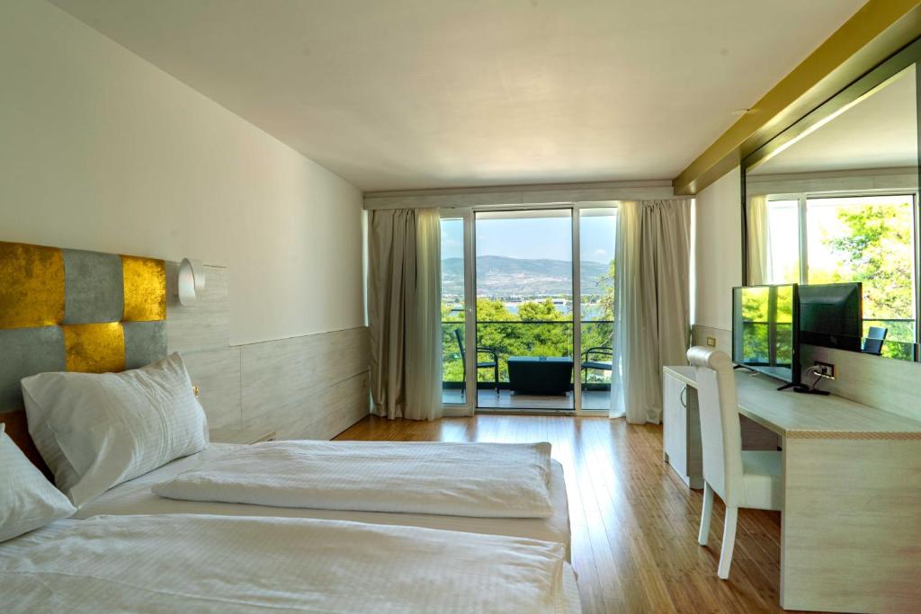 Двухместный (Двухместный номер Делюкс с 1 кроватью и балконом, вид на море) отеля Hotel Sveti Kriz, Трогир