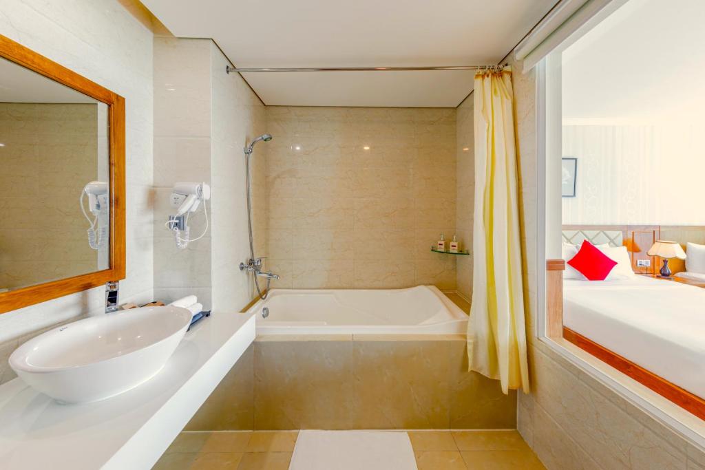 Сьюит (Двухместный люкс Serene с 1 кроватью) отеля Serene Danang Hotel, Дананг