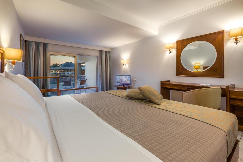 Двухместный (Улучшенный двухместный номер с 2 отдельными кроватями) отеля Kipriotis Maris Suites, Кос