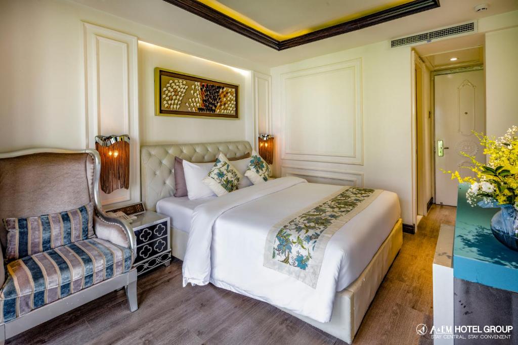 Двухместный (Предложение для дневного размещения - Двухместный номер Делюкс «Премиум» с 1 кроватью - 4 часа пребывания) отеля A & EM - Corner Saigon Hotel, Хошимин