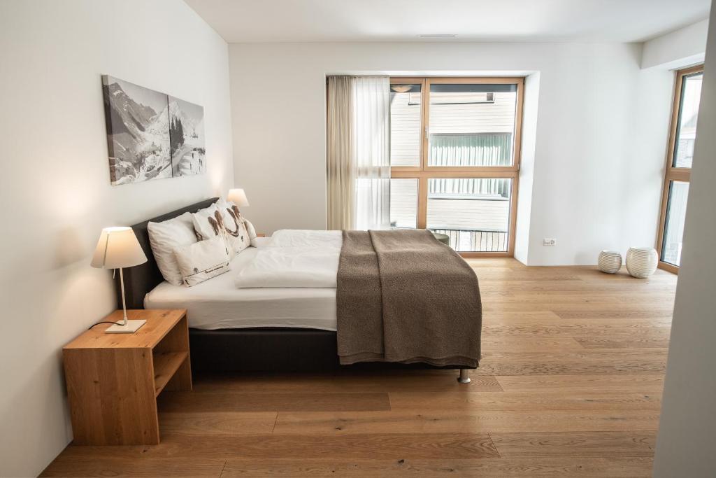 Апартаменты (Улучшенные апартаменты с 2 спальнями) апарт-отеля Andermatt Swiss Alps Resort, Андерматт