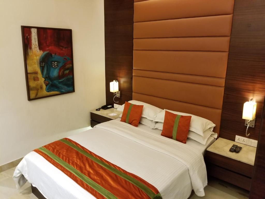 Двухместный (Улучшенный номер с кроватью размера «queen-size») отеля The Samilton Hotel, Калькутта