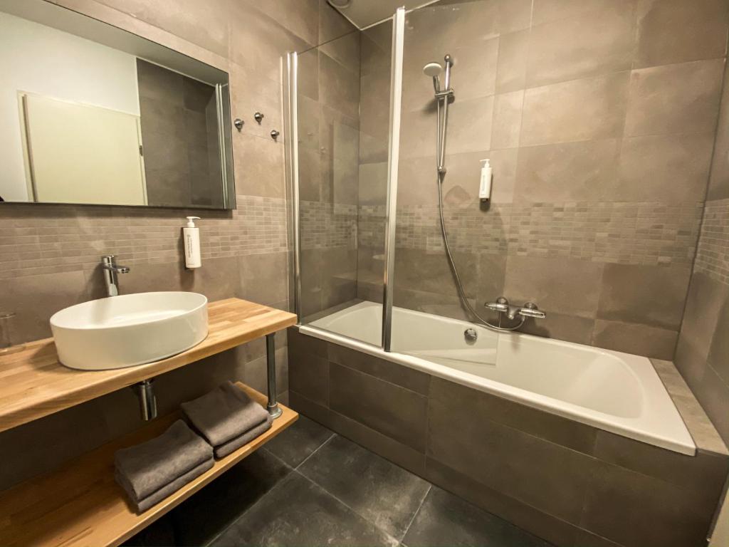 Трехместный (Трехместный номер Делюкс с ванной) отеля Logis Hotel Crasborn Thorn, Рурмонд