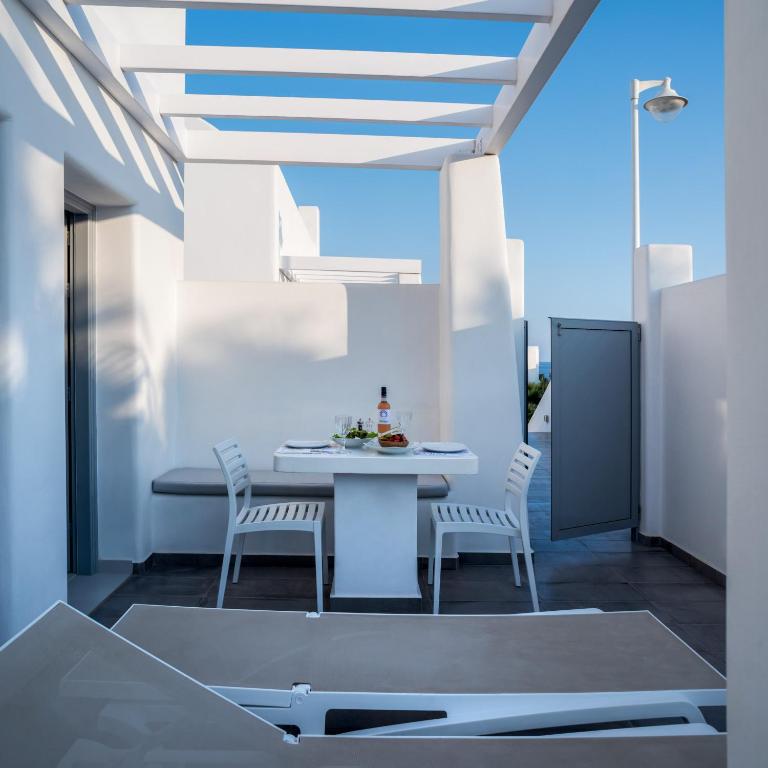 Сьюит (Улучшенный люкс с гидромассажной ванной на открытом воздухе - Двухуровневый) отеля Antoperla Luxury Hotel & Spa, Перисса