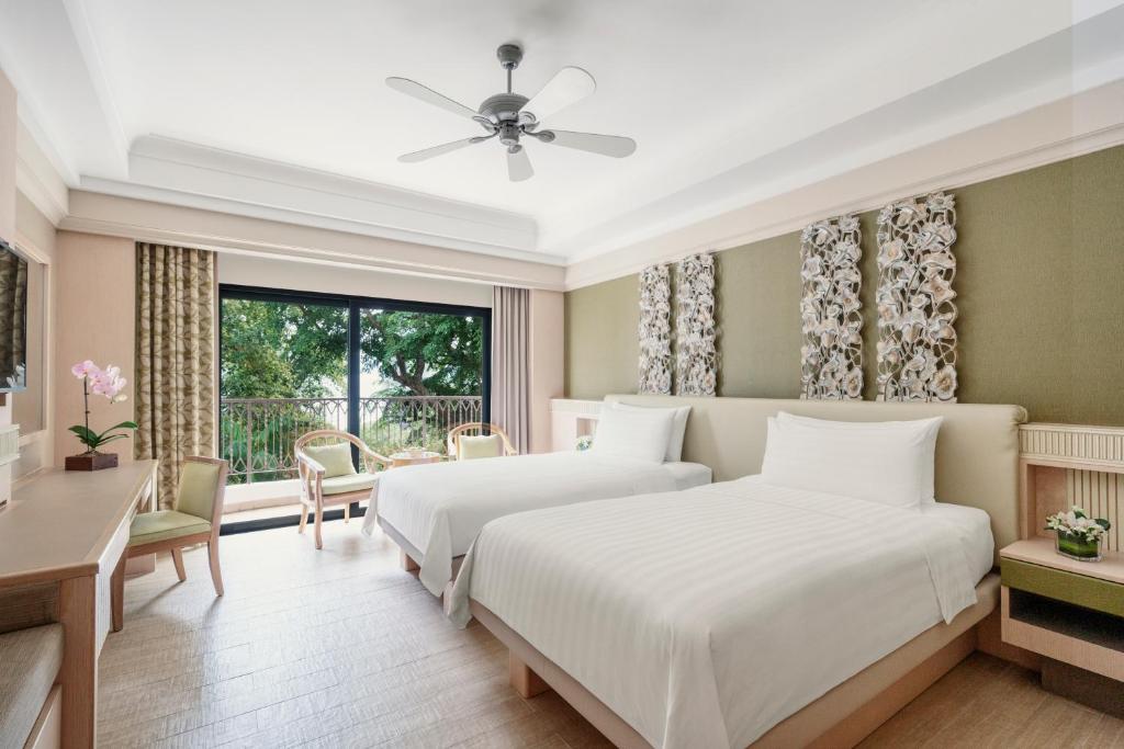 Двухместный (Улучшенный двухместный номер с 2 отдельными кроватями и видом на горы) курортного отеля Shangri-La's Rasa Sentosa Resort & Spa, Сингапур (город)