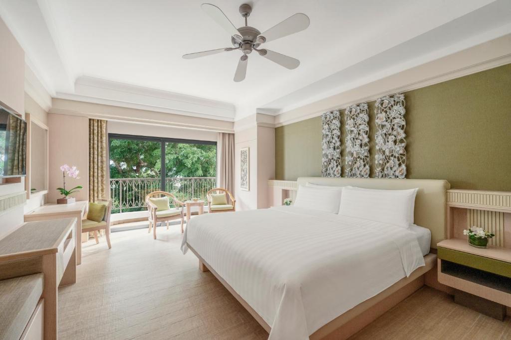 Двухместный (Улучшенный номер с кроватью размера «king-size» и видом на холм) курортного отеля Shangri-La's Rasa Sentosa Resort & Spa, Сингапур (город)